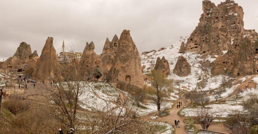 découvrez la cappadoce, une région magique de turquie célèbre pour ses paysages féériques, ses formations rocheuses uniques et ses magnifiques montgolfières. explorez ses villes souterraines, ses églises rupestres et plongez dans un monde enchanteur entre histoire et nature.