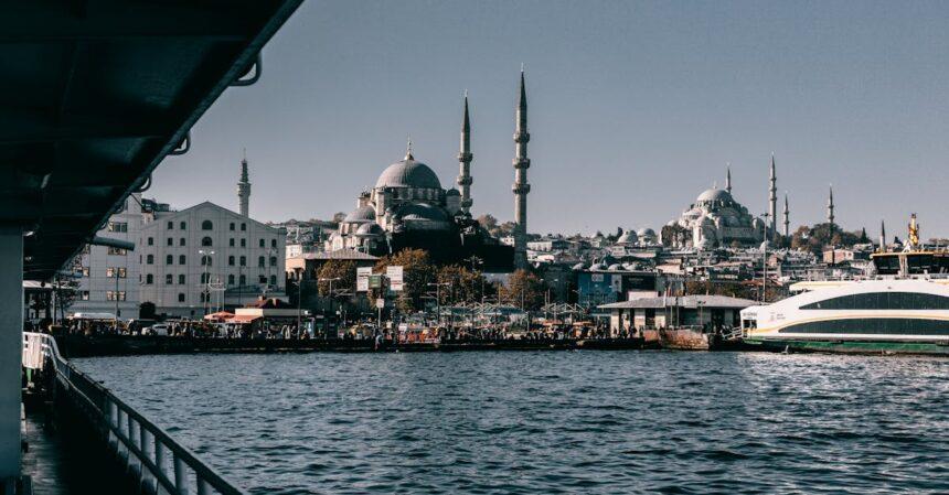 découvrez istanbul, la ville fascinante où l'orient rencontre l'occident. explorez ses monuments historiques, goûtez à sa délicieuse cuisine et plongez dans sa riche culture. une destination incontournable pleine de surprises vous attend!