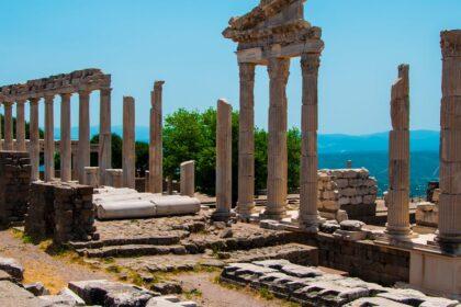 découvrez bergama, une ville riche en histoire et en culture située en turquie, célèbre pour ses sites archéologiques impressionnants, notamment l'acropole et le sanctuaire d'asclépios. plongez dans ses trésors historiques et sa beauté naturelle.