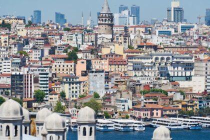 découvrez beyoğlu, un quartier vibrant d'istanbul, connu pour son ambiance artistique, ses rues animées, ses cafés historiques et sa riche culture. explorez ses boutiques uniques, profitez de sa vie nocturne animée et plongez dans l'histoire fascinante de cette destination incontournable.