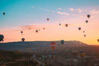 découvrez la cappadoce, une région exceptionnelle de turquie, célèbre pour ses paysages lunaires, ses cheminées de fées, et ses incroyables villes souterraines. explorez les merveilles naturelles, faites un vol en montgolfière au lever du soleil et plongez dans l'histoire fascinante de cette destination unique.