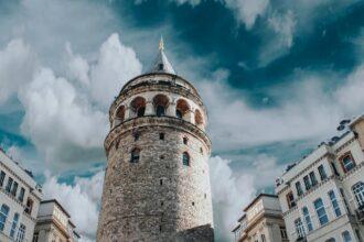 découvrez istanbul, une ville fascinante où l'orient rencontre l'occident. explorez ses richesses culturelles, ses monuments historiques et sa gastronomie savoureuse. plongez dans l'effervescence de ses souks et admirez la beauté du bosphore.