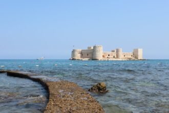 découvrez kızkalesi, une destination balnéaire enchanteresse en turquie, connue pour son célèbre château situé sur une île. profitez des plages de sable doré, des eaux cristallines et d'un riche patrimoine historique. parfait pour des vacances inoubliables entre détente et exploration.