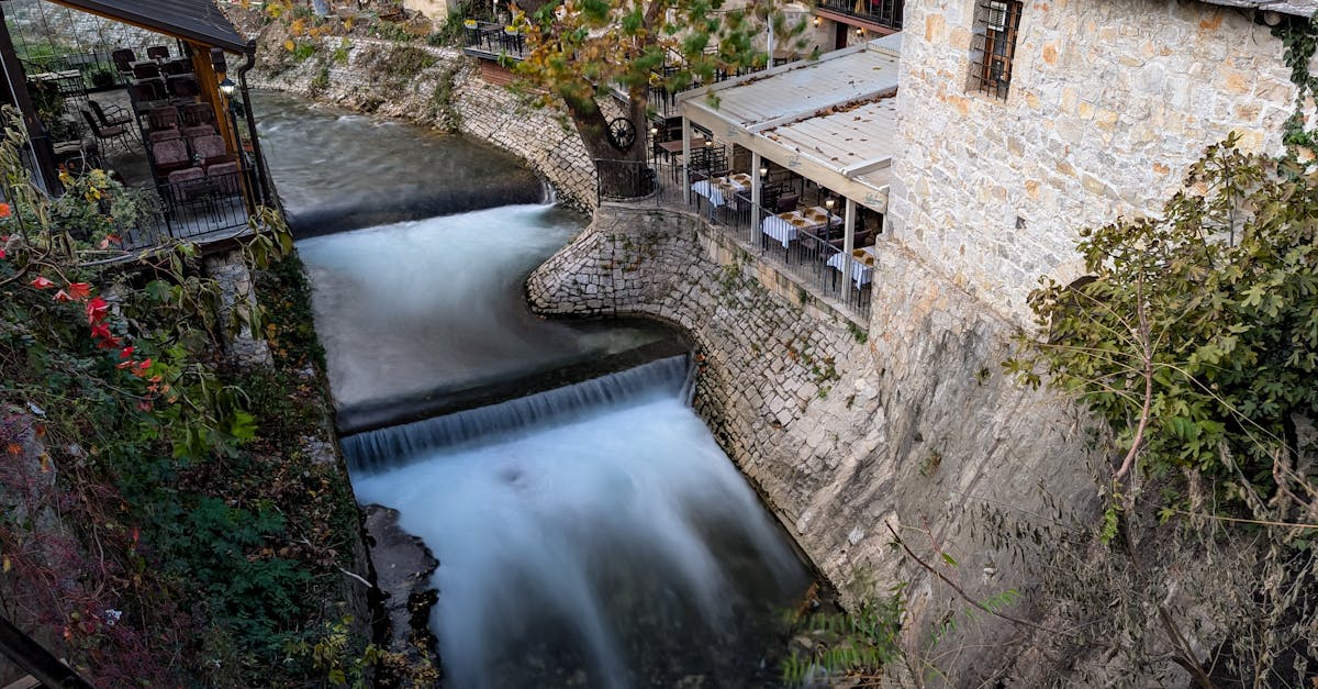 découvrez les magnifiques chutes d'eau de kurşunlu, un site naturel époustouflant en turquie. plongez dans un cadre enchanteur où la nature se dévoile à travers des cascades, des sentiers verdoyants et une faune fascinante. parfait pour les amoureux de la nature et les aventuriers à la recherche d'une escapade relaxante.