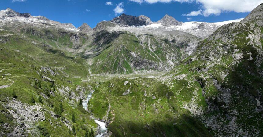 découvrez les magnifiques chutes d'eau de kurşunlu, un écrin de nature situé en turquie, où le doux murmure des cascades et la verdure environnante créent un paysage enchanteur. un lieu idéal pour une escapade paisible et la photographie en pleine nature.