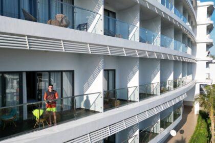 découvrez le neorion hotel, un havre de paix situé au cœur de la ville. profitez de chambres élégantes, d'un service exceptionnel et d'équipements de luxe pour un séjour inoubliable. idéal pour les voyageurs d'affaires et les touristes, notre établissement allie confort et modernité. réservez dès maintenant !
