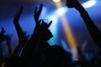 découvrez la vie nocturne animée avec ses bars vibrants, clubs électrisants et événements mémorables. plongez dans l'ambiance festive des soirées qui ne dorment jamais et explorez les meilleurs endroits pour danser, socialiser et profiter de la magie de la nuit.