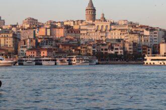 découvrez tout sur la turquie : son riche patrimoine historique, sa culture vibrante, sa délicieuse cuisine et ses paysages à couper le souffle. explorez les merveilles de ce pays où l'orient rencontre l'occident.