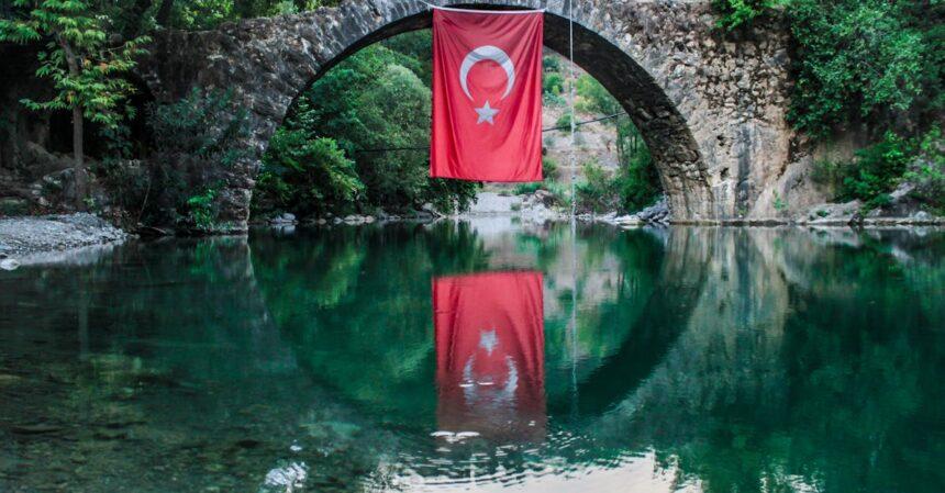 découvrez tout sur la turquie : sa riche histoire, sa culture vibrante, ses paysages à couper le souffle et ses délices culinaires. explorez les merveilles de ce pays emblématique qui relie l'orient à l'occident.