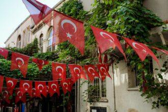 découvrez l'histoire fascinante de la république turque, son établissement en 1923, ses valeurs fondamentales, et son impact sur la modernité et la culture en turquie. plongez dans les éléments clés qui façonnent l'identité de ce pays riche en héritage.