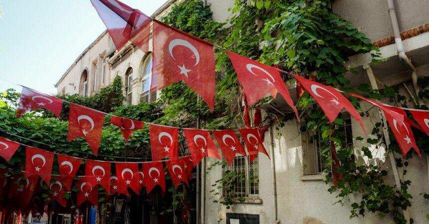 découvrez l'histoire fascinante de la république turque, son établissement en 1923, ses valeurs fondamentales, et son impact sur la modernité et la culture en turquie. plongez dans les éléments clés qui façonnent l'identité de ce pays riche en héritage.