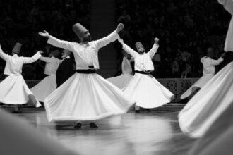 découvrez l'univers fascinant des derviches tourneurs, ces mystiques soufis qui expriment leur spiritualité à travers la danse envoûtante du tourbillon. plongez dans une expérience unique alliant tradition, culture et méditation, et laissez-vous transporter par la magie de cette pratique ancestrale.