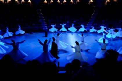 découvrez l'univers envoûtant des derviches tourneurs, une tradition spirituelle fascinante alliant danse et méditation. plongez dans la culture soufie et laissez-vous transporter par la magie des mouvements tourbillonnants.