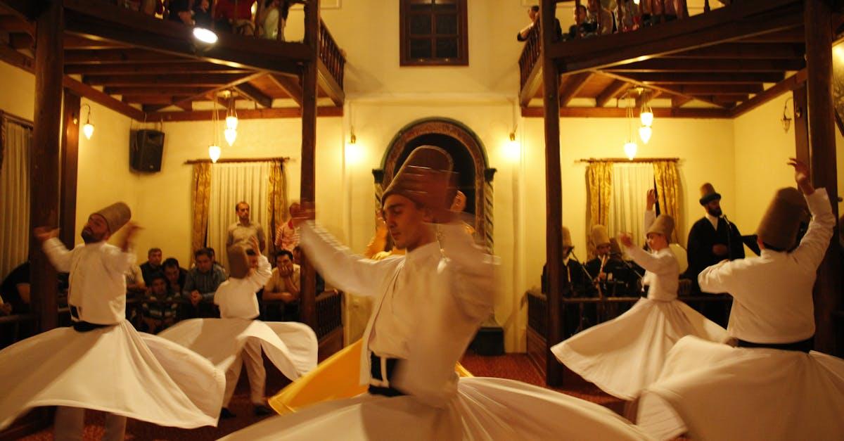 découvrez l'héritage mystique des derviches tourneurs, un symbole spirituel de la tranquillité et de la méditation. plongez dans leur danse envoûtante et leur philosophie profonde qui transcendent les frontières culturelles.