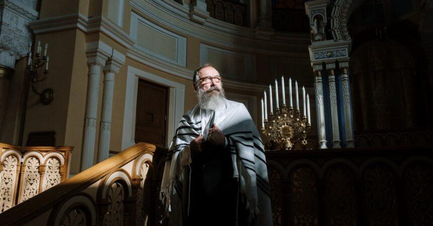 découvrez l'histoire fascinante de la synagogue ahrida, un symbole de la culture juive à travers les âges. explorez son architecture unique, son importance religieuse et son rôle dans la communauté locale.
