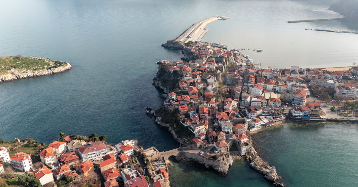 découvrez amasra, une charmante ville côtière de turquie, réputée pour ses paysages pittoresques, son histoire riche, et ses saveurs locales délicieuses. explorez ses plages ensoleillées, ses sites historiques et plongez dans la culture turque authentique.