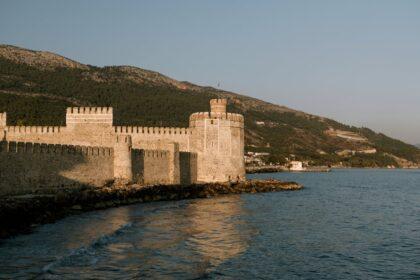 découvrez anamur, une charmante ville côtière en turquie, réputée pour ses plages de sable doré, ses vestiges historiques fascinants et sa délicieuse cuisine locale. parfait pour les amoureux de la nature et les passionnés d'histoire.