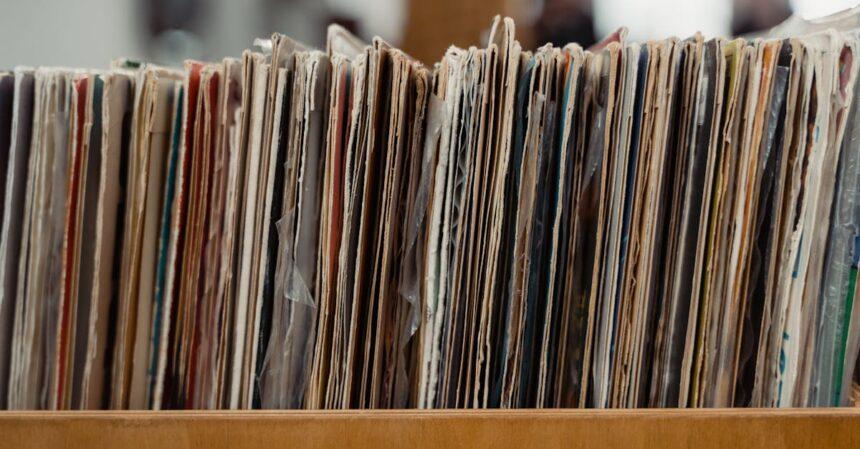découvrez l'univers fascinant du shopping d'antiquités avec notre guide complet. explorez les meilleures boutiques, marchés et enchères pour dénicher des trésors uniques qui raconteront l'histoire de votre intérieur. que vous soyez un collectionneur passionné ou un amateur d'objets vintage, trouvez l'inspiration pour vos prochaines trouvailles.