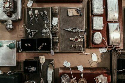 découvrez un monde fascinant d'antiquités, où l'histoire et l'art se rencontrent. explorez des objets rares et précieux qui racontent des récits d'époques révolues et enrichissent votre collection ou votre décoration intérieure. plongez dans l'univers des trésors du passé.