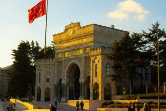 découvrez la splendeur de la place beyazıt, un emblème vibrant d'istanbul où l'histoire rencontre la modernité. explorez ses monuments emblématiques, ses boutiques typiques et profitez de l'animation culturelle qui fait de cet endroit un passage incontournable lors de votre visite en turquie.