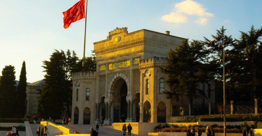 découvrez la splendeur de la place beyazıt, un emblème vibrant d'istanbul où l'histoire rencontre la modernité. explorez ses monuments emblématiques, ses boutiques typiques et profitez de l'animation culturelle qui fait de cet endroit un passage incontournable lors de votre visite en turquie.