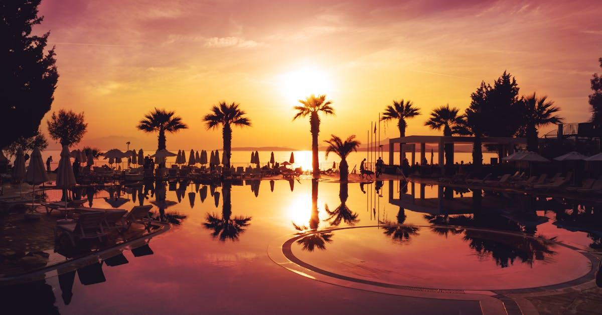 découvrez bodrum, une destination emblématique de la turquie, célèbre pour ses plages ensoleillées, son riche héritage historique et sa vie nocturne animée. explorez son château médiéval, flânez dans les ruelles pittoresques et savourez la délicieuse cuisine locale. bodrum vous attend pour des vacances inoubliables entre détente et aventure.