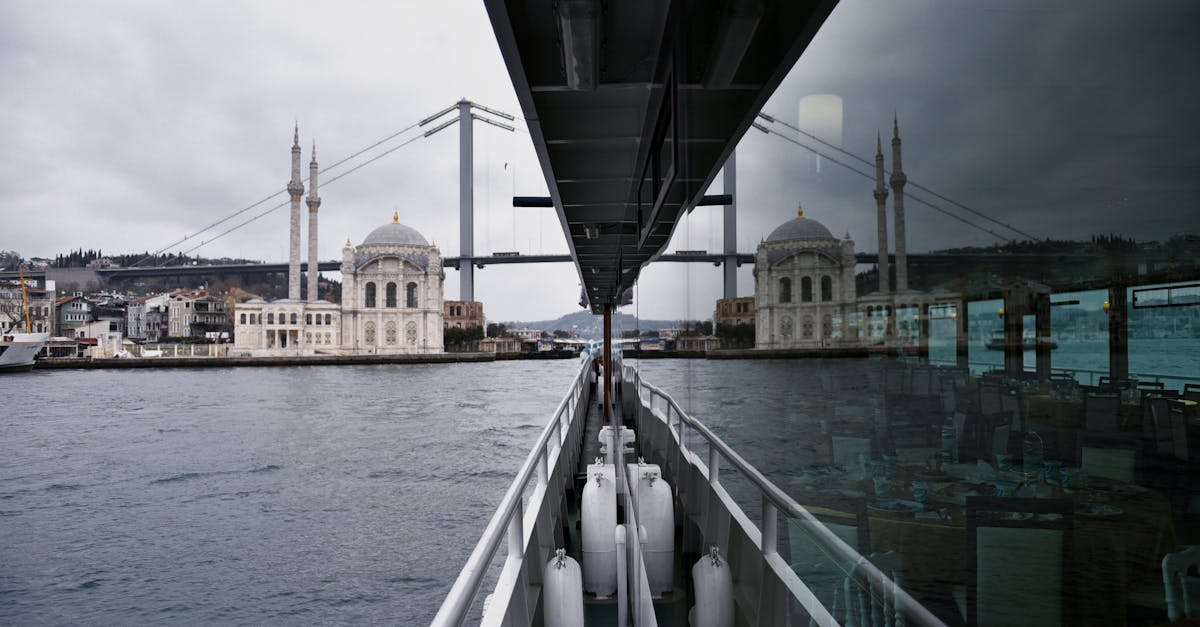découvrez les croisières sur le bosphore, une expérience inoubliable qui vous emmène à travers les paysages splendides d'istanbul. admirez les palais historiques, les forteresses majestueuses et les magnifiques rives tout en profitant d'une ambiance paisible sur l'eau. réservez votre aventure dès aujourd'hui pour vivre la magie du bosphore !