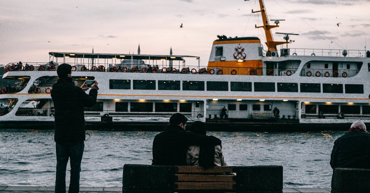 découvrez les croisières inoubliables sur le bosphore, où l'histoire rencontre la beauté naturelle. explorez les paysages majestueux d'istanbul tout en admirant ses palais, mosquées et ponts emblématiques depuis l'eau. une expérience romantique et culturellement enrichissante à vivre absolument.