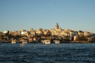 découvrez les magnifiques croisières sur le bosphore, offrant une vue imprenable sur les paysages historiques d'istanbul. naviguez entre l'europe et l'asie tout en profitant d'une ambiance paisible et de délices culinaires. parfait pour une escapade romantique ou une expérience inoubliable en famille.
