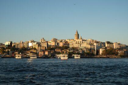 découvrez les magnifiques croisières sur le bosphore, offrant une vue imprenable sur les paysages historiques d'istanbul. naviguez entre l'europe et l'asie tout en profitant d'une ambiance paisible et de délices culinaires. parfait pour une escapade romantique ou une expérience inoubliable en famille.