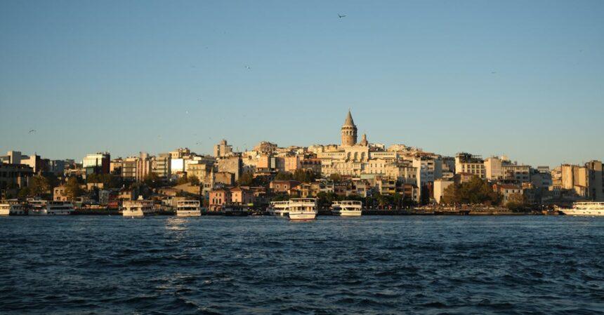 découvrez les magnifiques croisières sur le bosphore, offrant une vue imprenable sur les paysages historiques d'istanbul. naviguez entre l'europe et l'asie tout en profitant d'une ambiance paisible et de délices culinaires. parfait pour une escapade romantique ou une expérience inoubliable en famille.