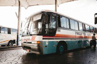découvrez notre terminal de bus moderne et pratique, offrant des liaisons rapides et confortables vers diverses destinations. profitez d'une expérience de voyage fluide avec des services de qualité, des installations confortables et des informations en temps réel sur les horaires.