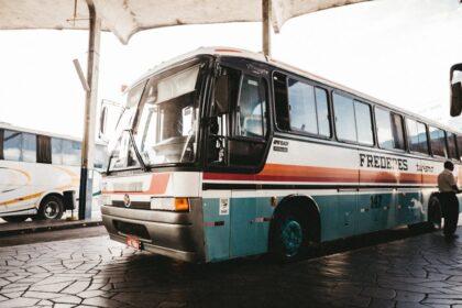 découvrez notre terminal de bus moderne et pratique, offrant des liaisons rapides et confortables vers diverses destinations. profitez d'une expérience de voyage fluide avec des services de qualité, des installations confortables et des informations en temps réel sur les horaires.
