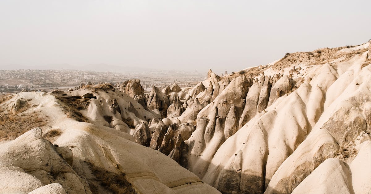 découvrez la beauté envoûtante de la cappadoce, une région unique en turquie célèbre pour ses paysages féeriques, ses cheminées de fées, ses villes souterraines et ses balades en montgolfière. explorez l’histoire, la culture et les merveilles naturelles de cet endroit magique.