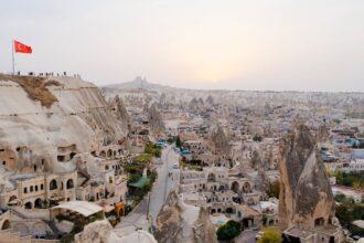 découvrez la cappadoce, une région magique de la turquie célèbre pour ses paysages féériques, ses formations rocheuses uniques et ses maisons troglodytes. explorez ses vallées en montgolfière, visitez des églises rupestres et imprégnez-vous de la riche histoire de cette destination incontournable.