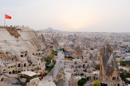découvrez la cappadoce, une région magique de la turquie célèbre pour ses paysages féériques, ses formations rocheuses uniques et ses maisons troglodytes. explorez ses vallées en montgolfière, visitez des églises rupestres et imprégnez-vous de la riche histoire de cette destination incontournable.