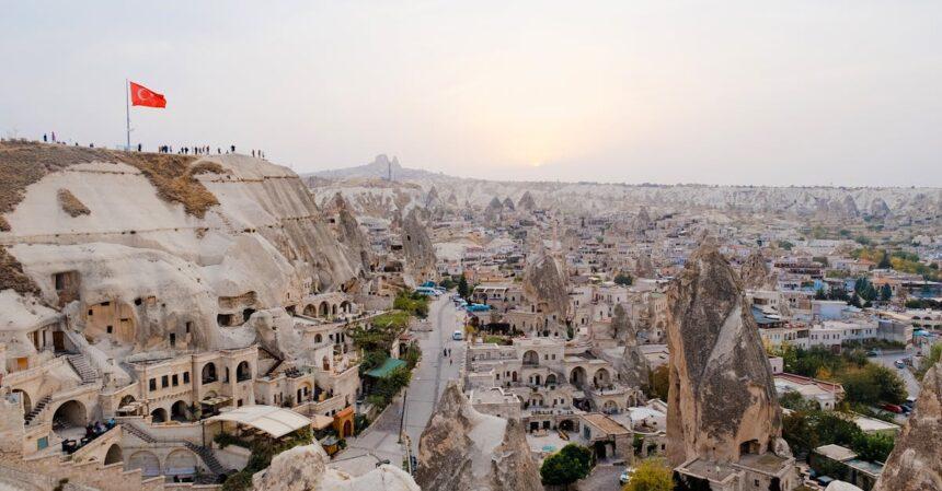 découvrez la cappadoce, une région magique de la turquie célèbre pour ses paysages féériques, ses formations rocheuses uniques et ses maisons troglodytes. explorez ses vallées en montgolfière, visitez des églises rupestres et imprégnez-vous de la riche histoire de cette destination incontournable.