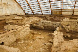 découvrez çatalhöyük, l'un des plus anciens et des plus fascinants sites archéologiques du monde, situé en turquie. plongez dans l'histoire de cette ville néolithique unique, célèbre pour ses habitations muralées et ses peintures rupestres, et explorez la vie quotidienne de ses habitants il y a plus de 9000 ans.