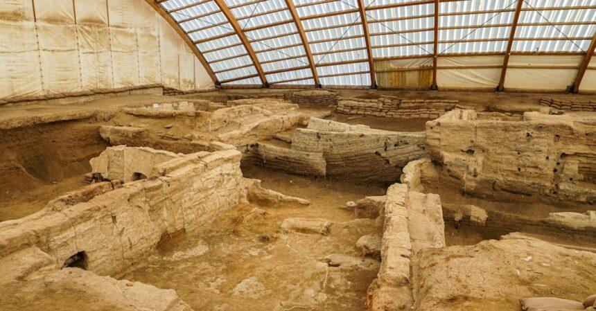 découvrez çatalhöyük, l'un des plus anciens et des plus fascinants sites archéologiques du monde, situé en turquie. plongez dans l'histoire de cette ville néolithique unique, célèbre pour ses habitations muralées et ses peintures rupestres, et explorez la vie quotidienne de ses habitants il y a plus de 9000 ans.