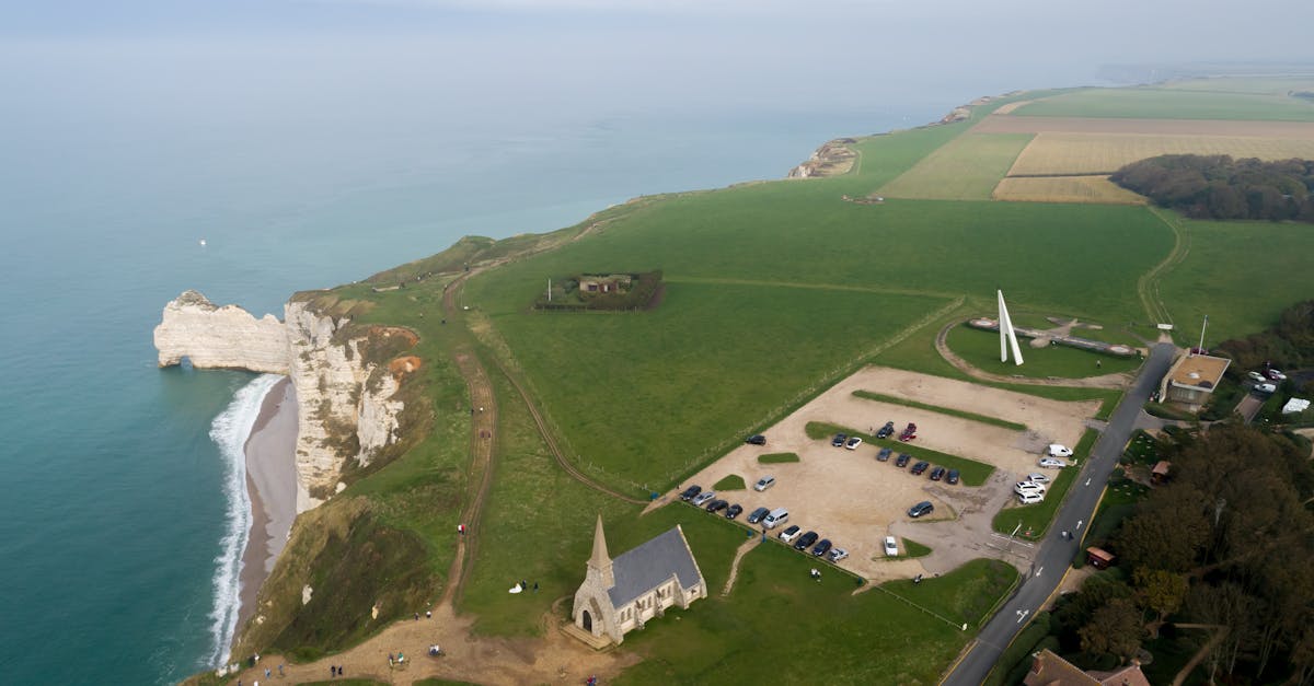 découvrez la beauté mystérieuse des églises troglodytes, un voyage au cœur de l'histoire et de la spiritualité. explorez des lieux de culte uniques sculptés dans la roche, où l'architecture naturelle et le patrimoine culturel se rencontrent.