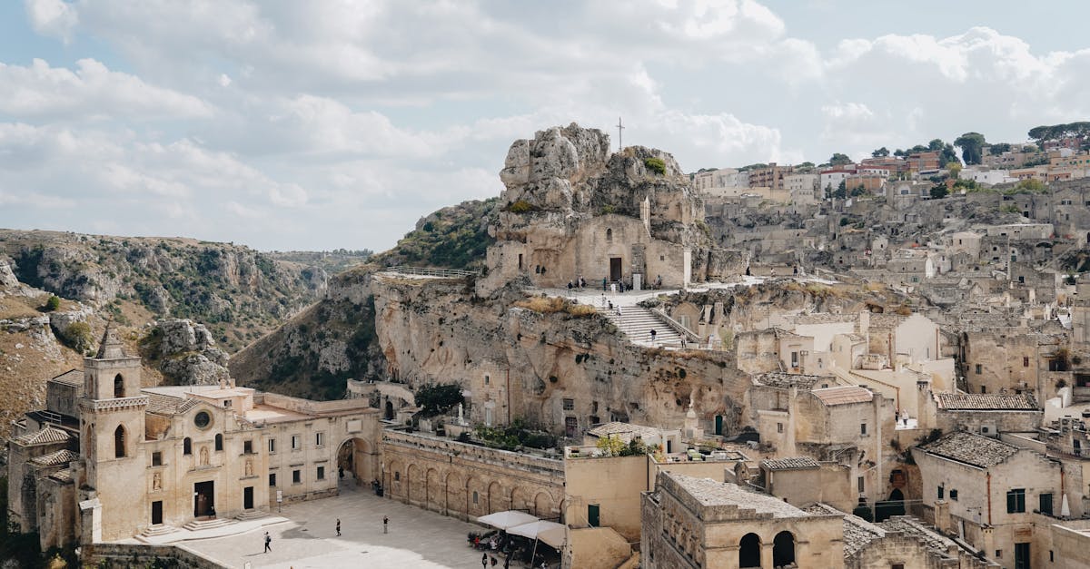 découvrez la fascinante chapelle de la grotte, une merveille architecturale où la nature et la spiritualité se rencontrent. explorez son histoire, son ambiance mystique et son impact culturel au cœur de paysages impressionnants.