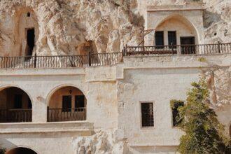 découvrez l'unique expérience des maisons troglodytes, où l'architecture rencontre la nature. explorez l'harmonie entre confort moderne et charme ancien dans ces habitations creusées dans la roche.