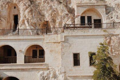 découvrez l'unique expérience des maisons troglodytes, où l'architecture rencontre la nature. explorez l'harmonie entre confort moderne et charme ancien dans ces habitations creusées dans la roche.