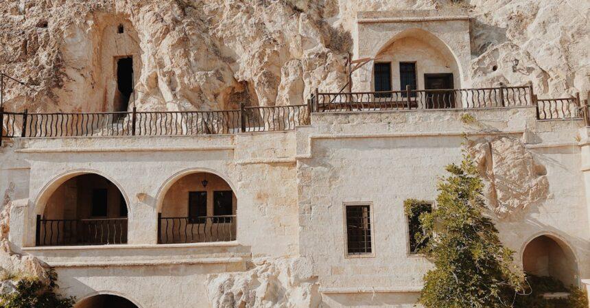découvrez l'unique expérience des maisons troglodytes, où l'architecture rencontre la nature. explorez l'harmonie entre confort moderne et charme ancien dans ces habitations creusées dans la roche.