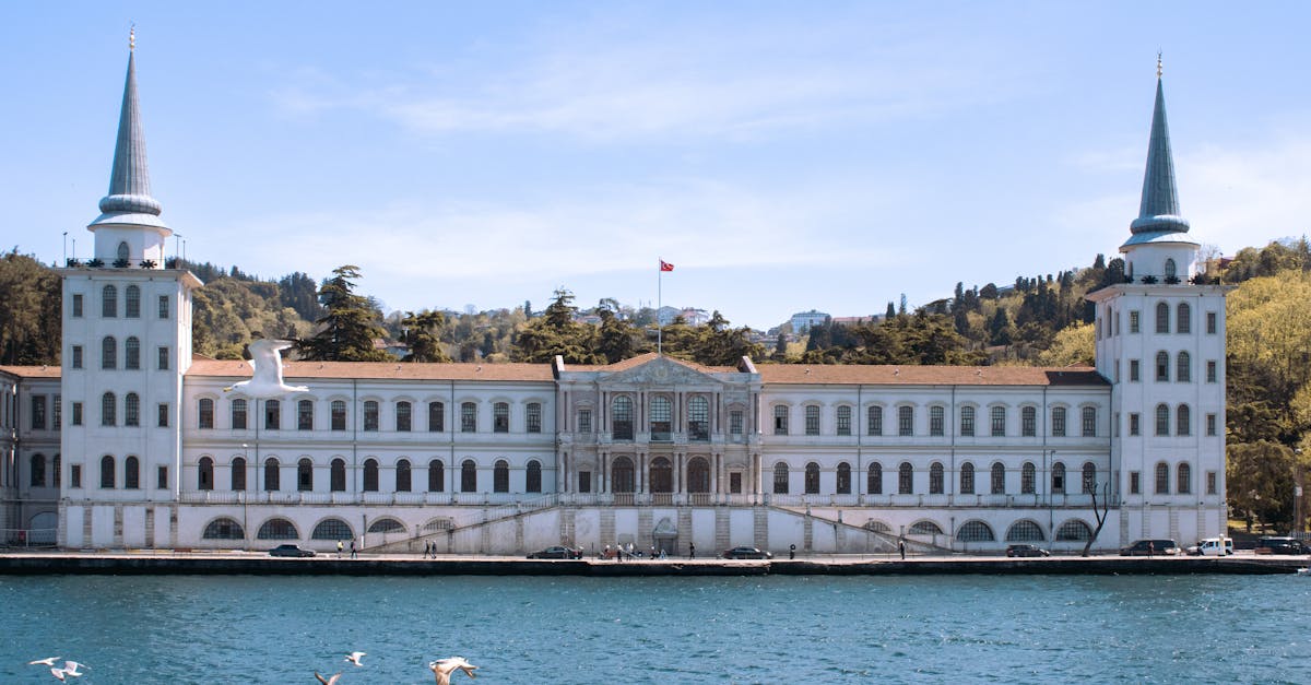 découvrez çengelkoy, un charmant quartier d'istanbul connu pour ses paysages pittoresques, ses cafés animés et son ambiance agréable. explorez les ruelles historiques, savourez une cuisine locale délicieuse et profitez de la vue sur le bosphore dans ce coin envoûtant de la ville.
