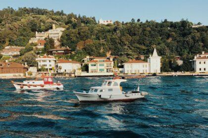 çengelkoy, un charmant quartier d'istanbul, vous invite à découvrir ses paysages pittoresques, ses cuisines raffinées et son ambiance apaisante le long du bosphore. explorez ses ruelles historiques et savourez l'authenticité de la culture turque.
