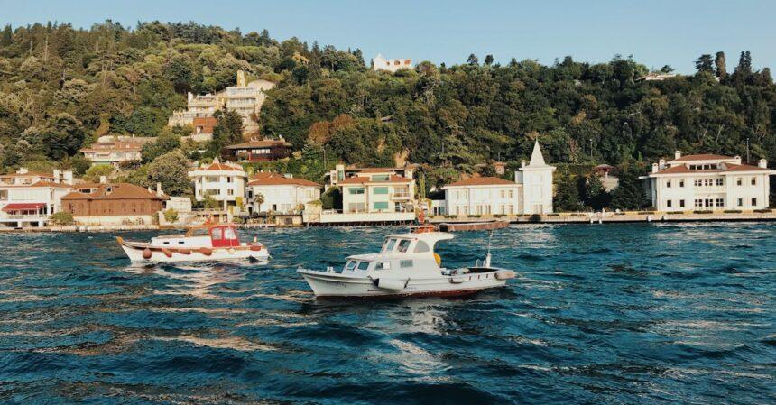çengelkoy, un charmant quartier d'istanbul, vous invite à découvrir ses paysages pittoresques, ses cuisines raffinées et son ambiance apaisante le long du bosphore. explorez ses ruelles historiques et savourez l'authenticité de la culture turque.
