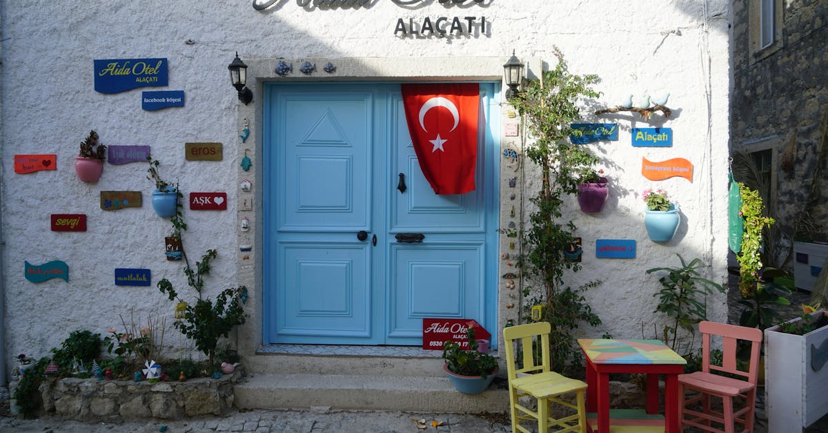découvrez çeşme, une perle de la côte égéenne de la turquie, réputée pour ses plages de sable fin, ses eaux cristallines et son ambiance paisible. explorez ses charmantes ruelles, ses sites historiques et savourez la délicieuse cuisine locale dans ce destination ensoleillée.