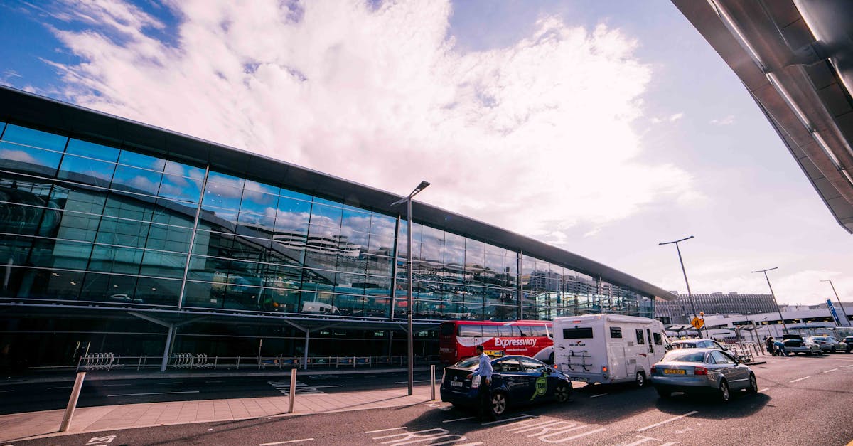 découvrez le service de bus de l'aéroport de dalaman, une solution pratique et économique pour rejoindre votre destination. profitez d'un transport confortable et fiable vers les principales villes et attractions de la région. réservez dès maintenant votre place pour un voyage sans souci à partir de l'aéroport de dalaman.