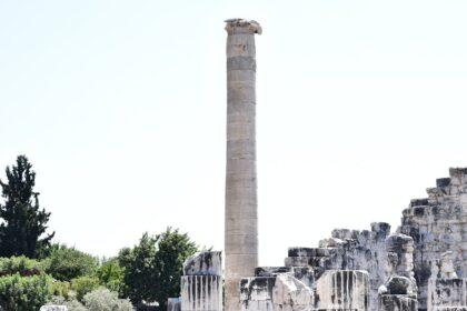 découvrez didyma, un site archéologique fascinant de la grèce antique, célèbre pour son oracle et son sanctuaire dédié à apollon. plongez dans l'histoire et la culture de cette incroyable destination, riche en légendes et en vestiges historiques.